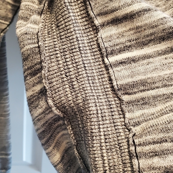 J.B. HOLT  NWT.  Sz small.  Long sleeve lightweight sweater - Picture 5 of 7